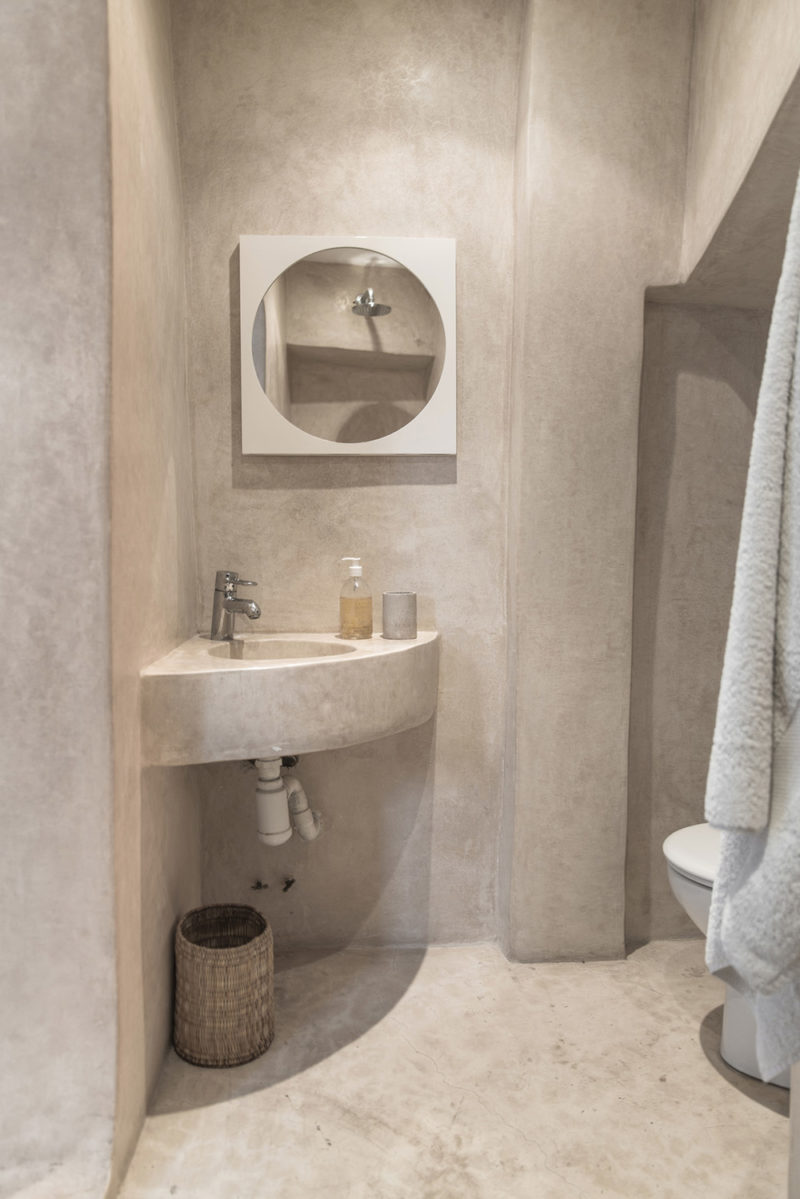 Tadelakt bathroom at Five Columns Essaouira