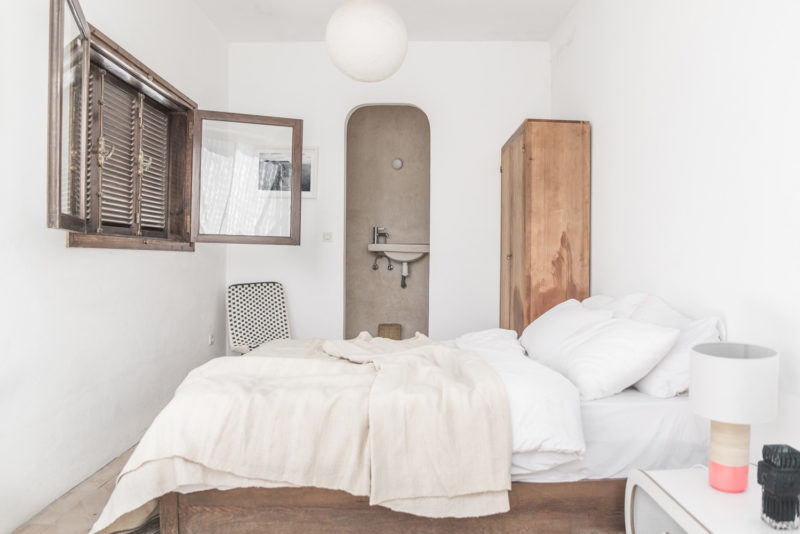 Bedroom with en suite at Five Columns Essaouira
